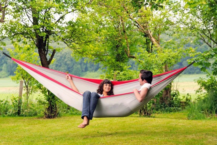 Amazonas Silk Traveller XXL Reisehängematte silber rot Hängematte