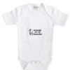 Babystrampler mit Einstickung – kuschelig wie ei Lämmchen - 08340 weiß - Gr. 0-24