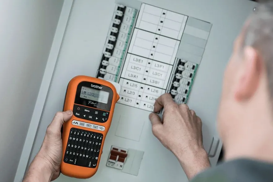 Brother P-touch E110VP Handheld Beschrifter mit Koffer