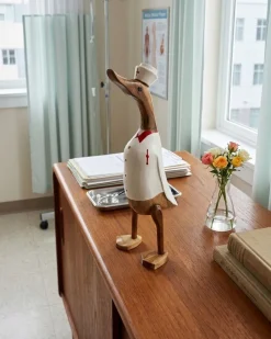 Deko-Holzente Krankenschwester - handbemalt, Geschenk für Pflegekräfte Ente