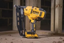 DeWALT Akku Nagler Stiftnagler Stauchkopfnagler DCN660D2 18V 2x2,0 Ah 32-64mm 20° BR