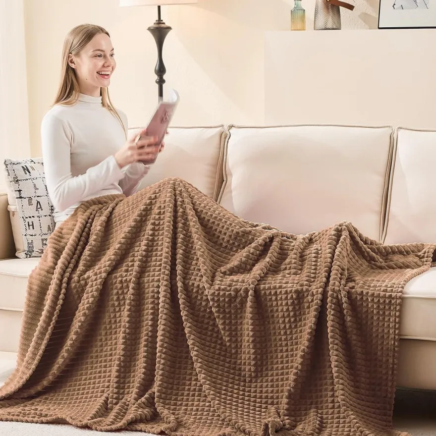 EMME Kuscheldecke 200x230cm, Flauschige Fleecedecke mit 3D-Touch-Erlebnis, Braun