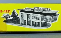 Faller H0 AMS B-4921 Sport-Hotel Sport-Cafe Renngebäude 50er/60er Jahre NEU OVP