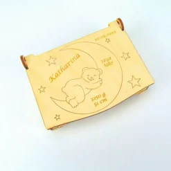 Geschenk zur Geburt Fotokiste Schatzkiste Holz Personalisiert mit Bär Mond Sterne