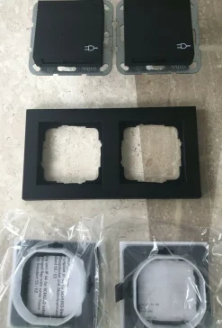 Gira E2 Schwarz Matt Doppel Steckdose mit Klappdeckel und Rahmen IP44 Set