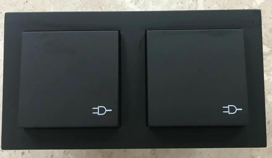 Gira E2 Schwarz Matt Doppel Steckdose mit Klappdeckel und Rahmen IP44 Set