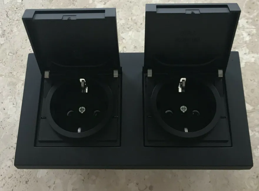 Gira E2 Schwarz Matt Doppel Steckdose mit Klappdeckel und Rahmen IP44 Set