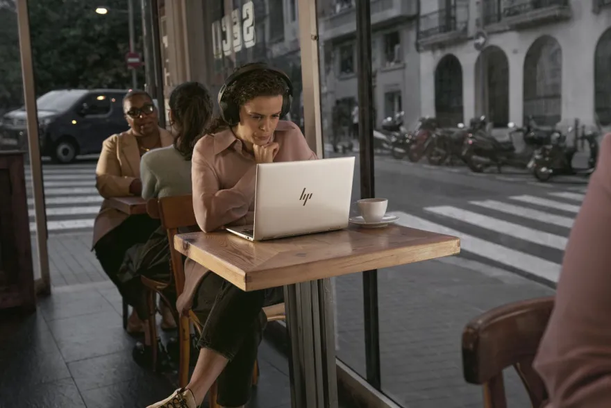 HP EliteBook 8 G1i Notebook Next Gen AI - 174°-Scharnierdesign - Intel Core Ult... ->