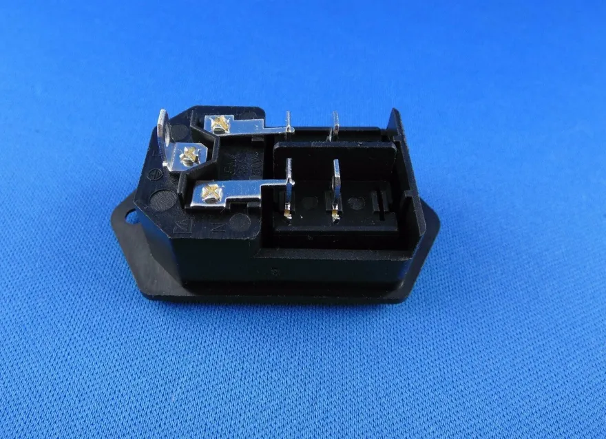Kaltgeräte-Steckverbinder Stecker C-14 10A/250V mit Schalter, 6A/250V