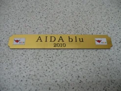 Kleines Namensschild für Modellständer - AIDA blu