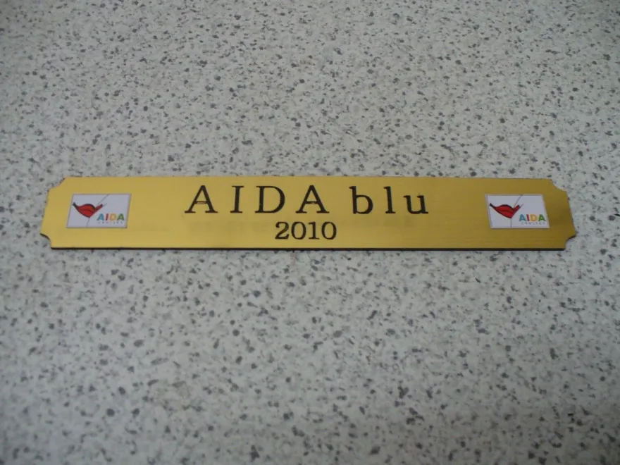 Kleines Namensschild für Modellständer - AIDA blu
