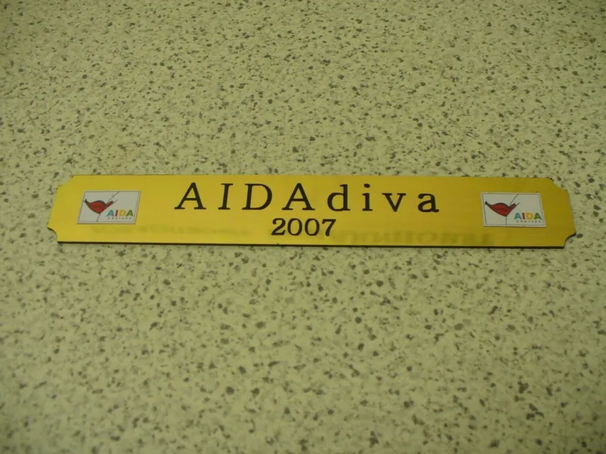 Kleines Namensschild für Modellständer - AIDA blu