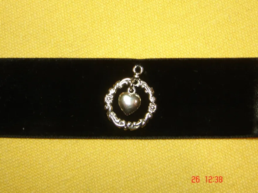 Kropfband mit Herzanhänger Halsband Samtband schwarz Choker Dirndlschmuck p