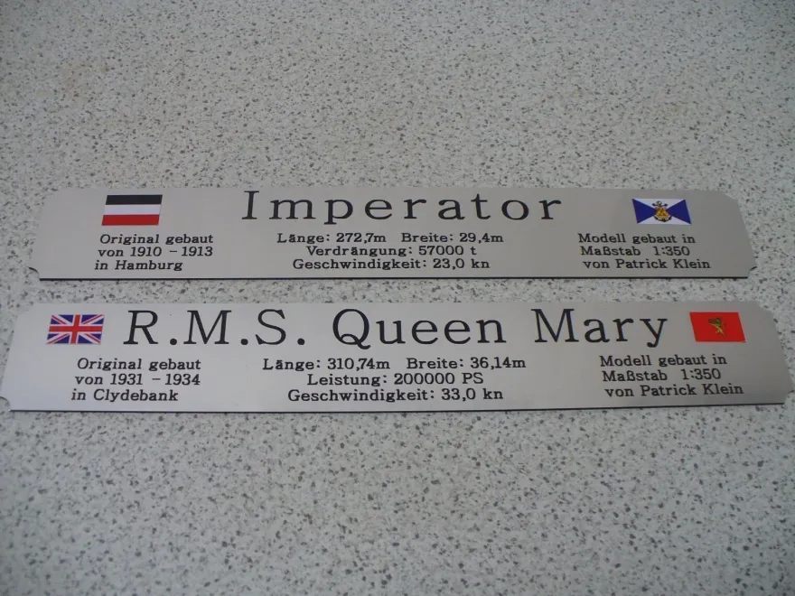 Namensschild für Modellständer mit Daten - Queen Mary