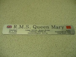 Namensschild für Modellständer mit Daten - Queen Mary