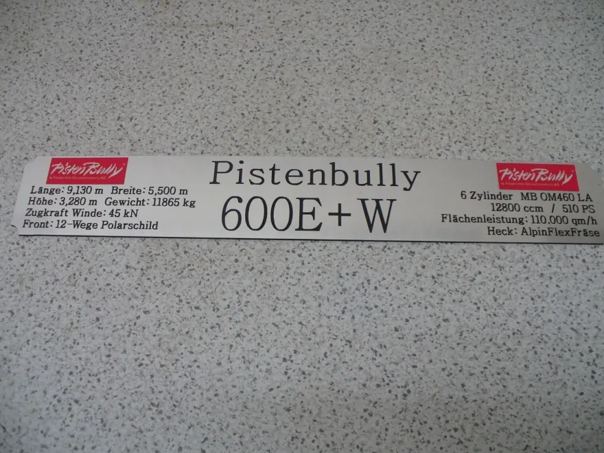 Namensschild für Modellständer mit Daten - Pistenbully 600 E + W