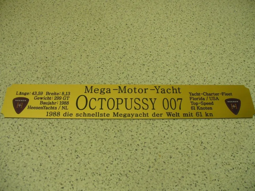 Namensschild für Modellständer mit Daten - Octopussy 007 Yacht