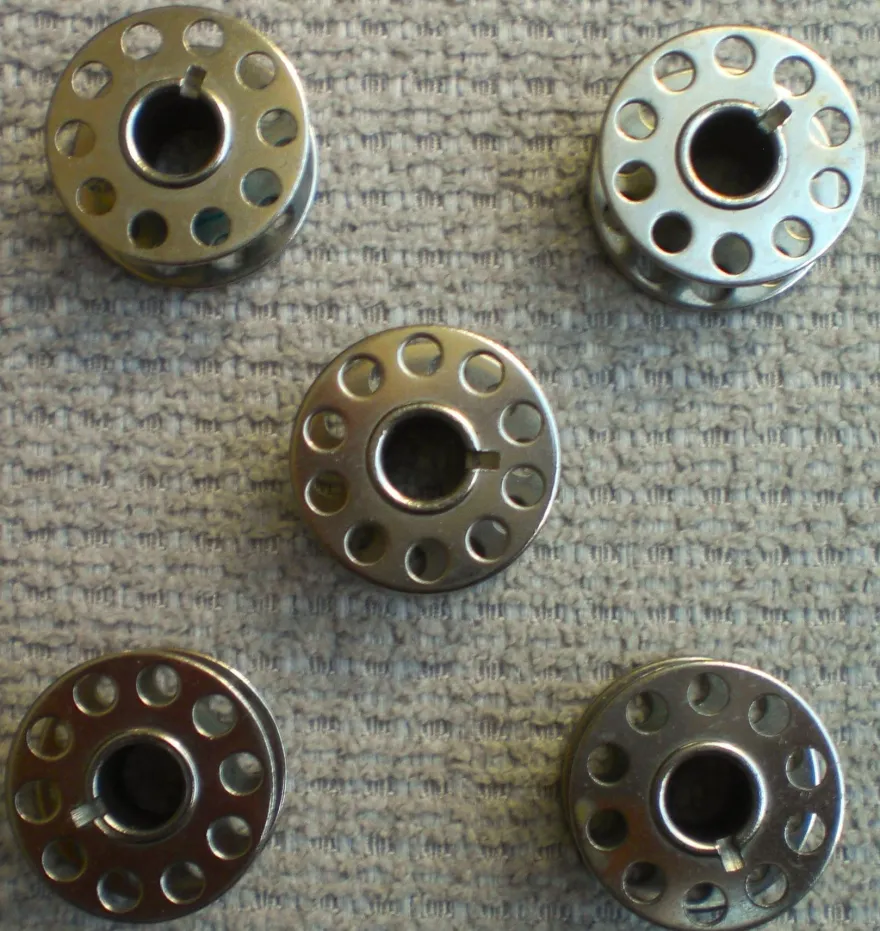 Nähmaschine Zubehör 5 X Spulen Metal Farbe: Silber wie neu