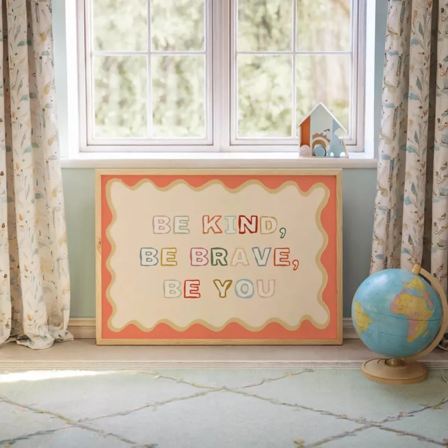 Poster Kinderzimmer · Be Kind, Be Brave, Be You · Bunter Spruch in Regenbogen