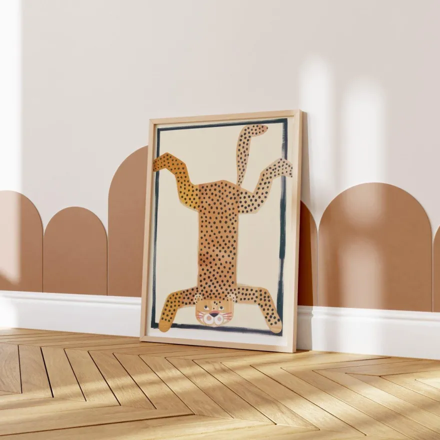 Poster Kinderzimmer Tier · Gepunkteter Leopard Kopfstand · Lustiges Wandbild