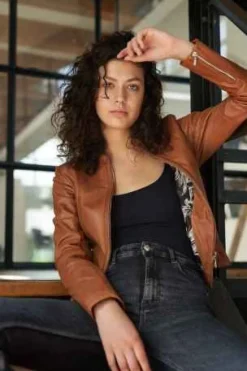 Ricano Abigale Damen Lederjacke Cognac Echtleder Lammnappa Slim Fit Stehkragen