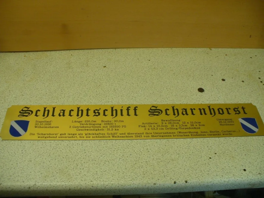 Riesiges Namensschild für Modellständer - Schlachtschiff Scharnhorst