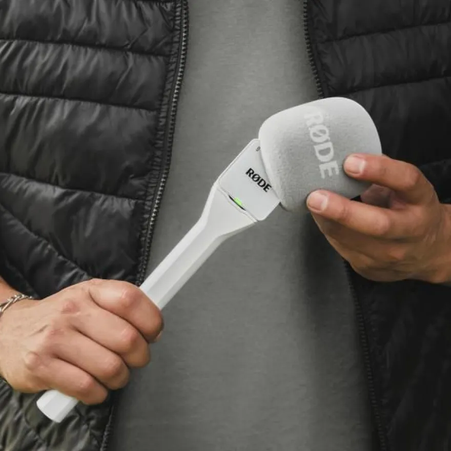 Rode Handadapter Interview GO Weiss mit Fell-Windschutz