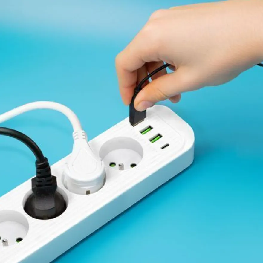 Steckdosenleiste Weiß 4 Steckdosen 3m Verlängerungskabel 4xUSB Schalter und Erdung
