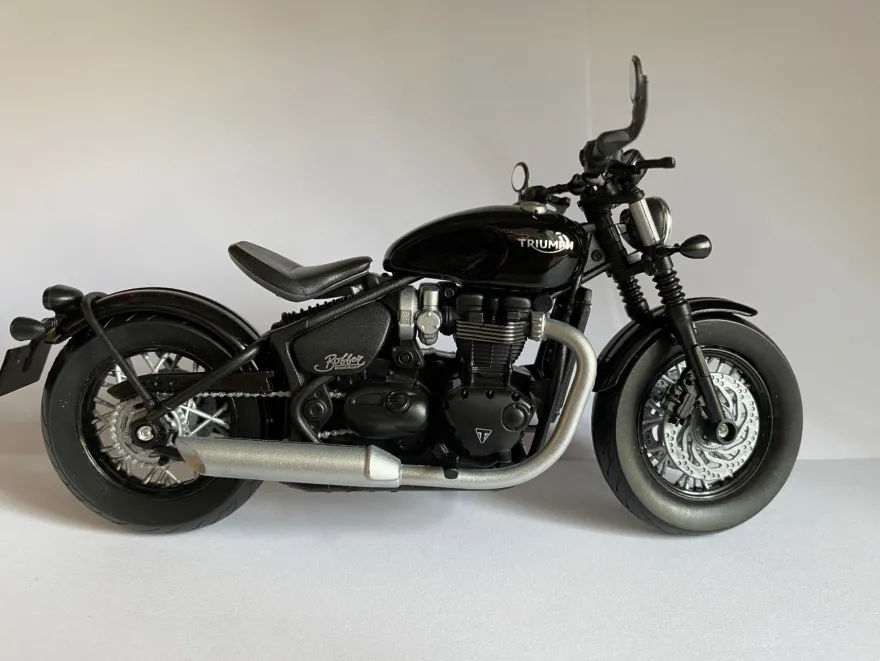 Triumph Bonneville Bobber schwarz, Welly Motorrad Modell 1:12