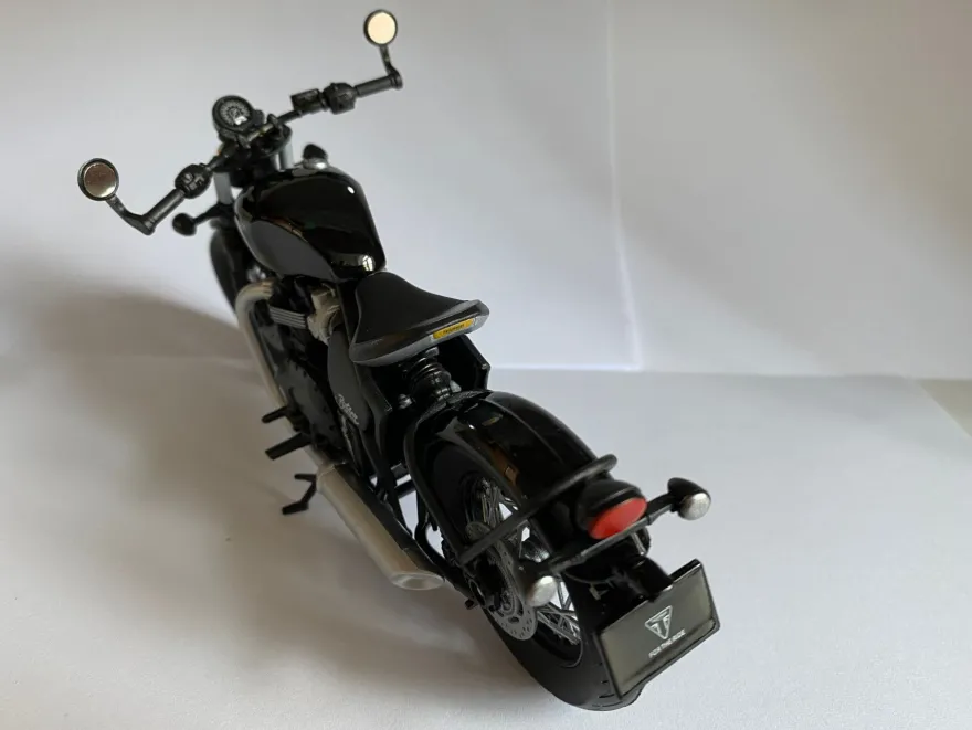 Triumph Bonneville Bobber schwarz, Welly Motorrad Modell 1:12