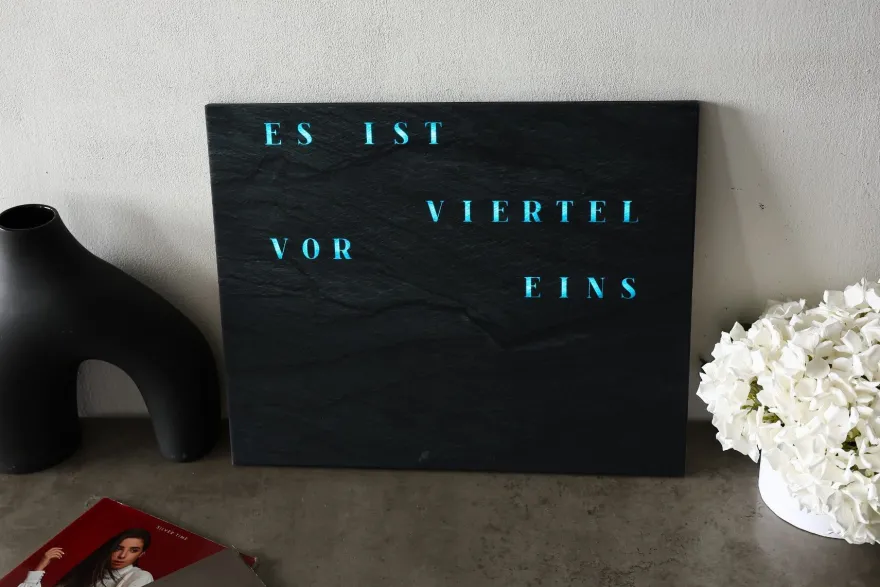 WordClock Jupiter 2.0 - Phantom Slate Edition (50×40cm) - Handgefertigte LED Uhr
