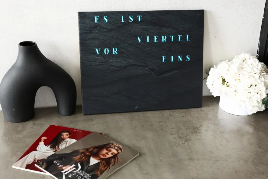 WordClock Jupiter 2.0 - Phantom Slate Edition (50×40cm) - Handgefertigte LED Uhr