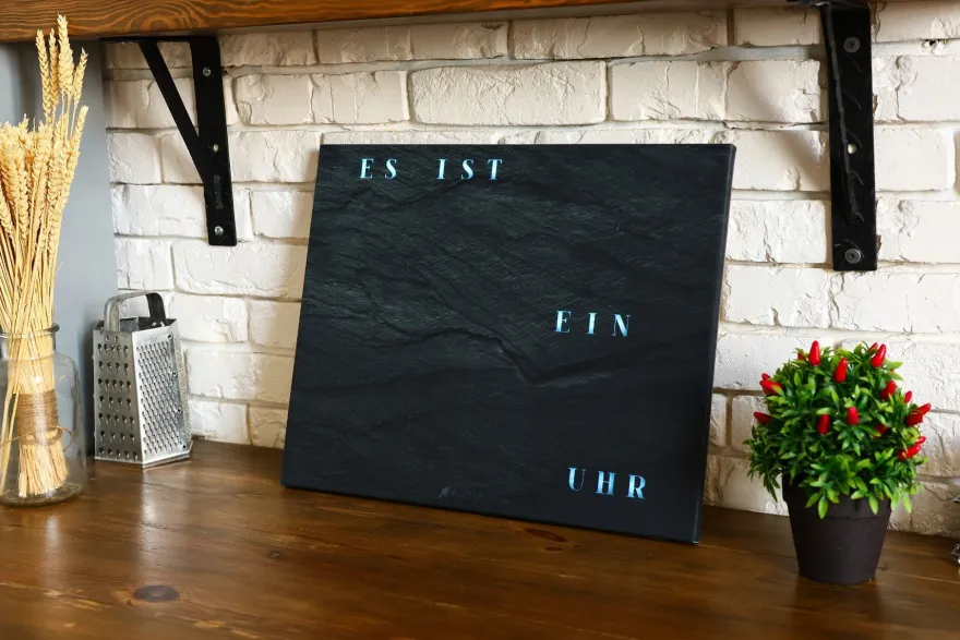WordClock Jupiter 2.0 - Phantom Slate Edition (50×40cm) - Handgefertigte LED Uhr
