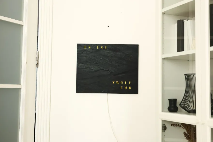 WordClock Jupiter 2.0 - Phantom Slate Edition (50×40cm) - Handgefertigte LED Uhr