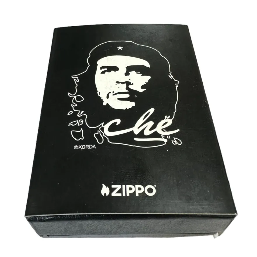 Zippo Che Guevara Benzinfeuerzeug - Revolutionäres Design in Rot Matt